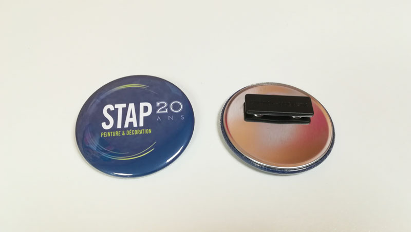 Création événementielle Badges STAP - Adékoi communication